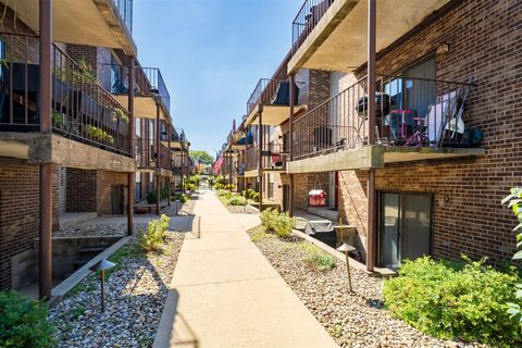 Tiny photo for 1916 Tracy Drive #26, Bloomington, IL 61704 (MLS # 12470873)