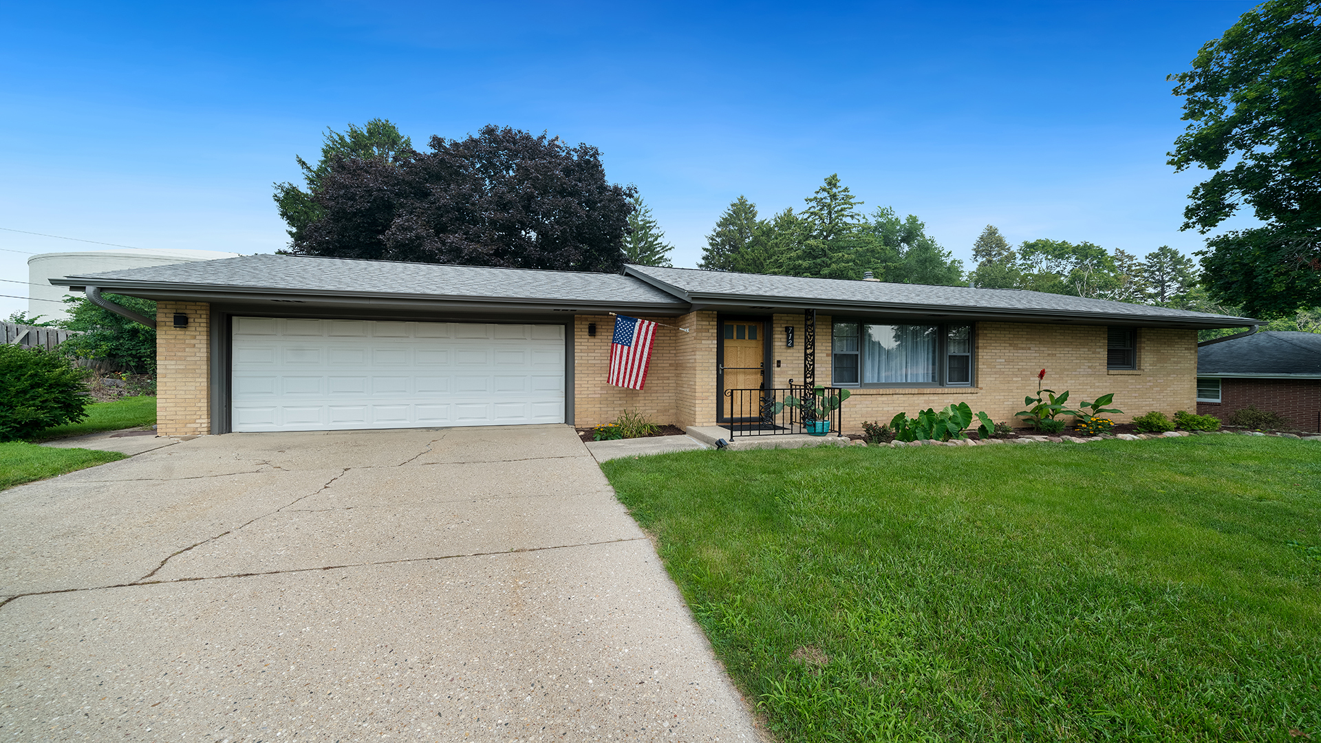 712 Bluecrest Drive