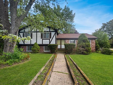 Tiny photo for 59 Chestnut Circle, Lindenhurst, IL 60046 (MLS # 12454092)