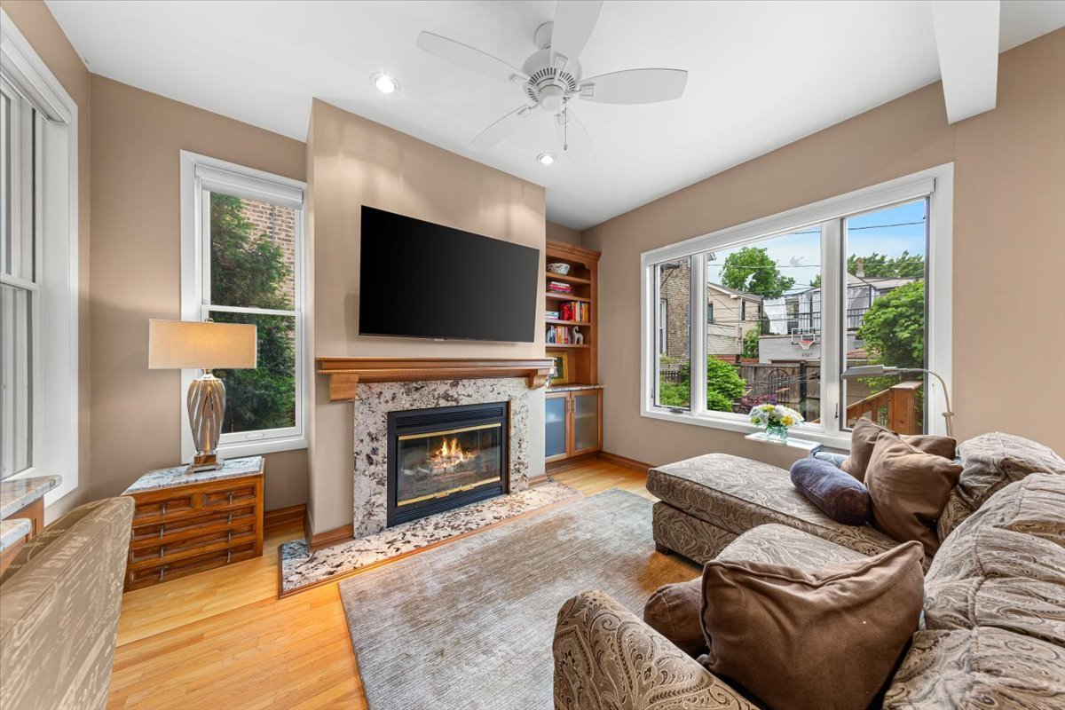 2324 W MCLEAN Avenue