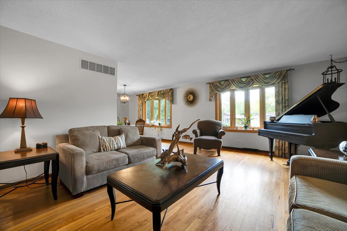 1016 W WILLOW Lane