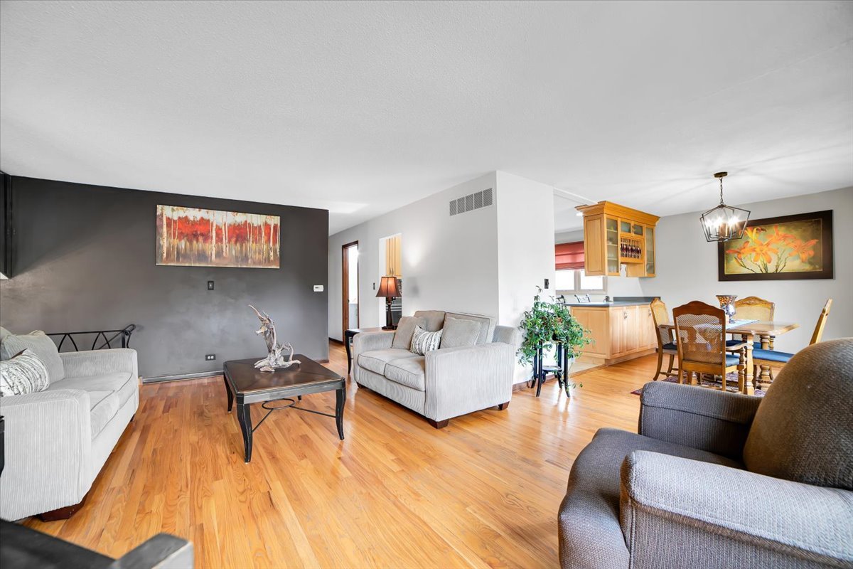 1016 W WILLOW Lane