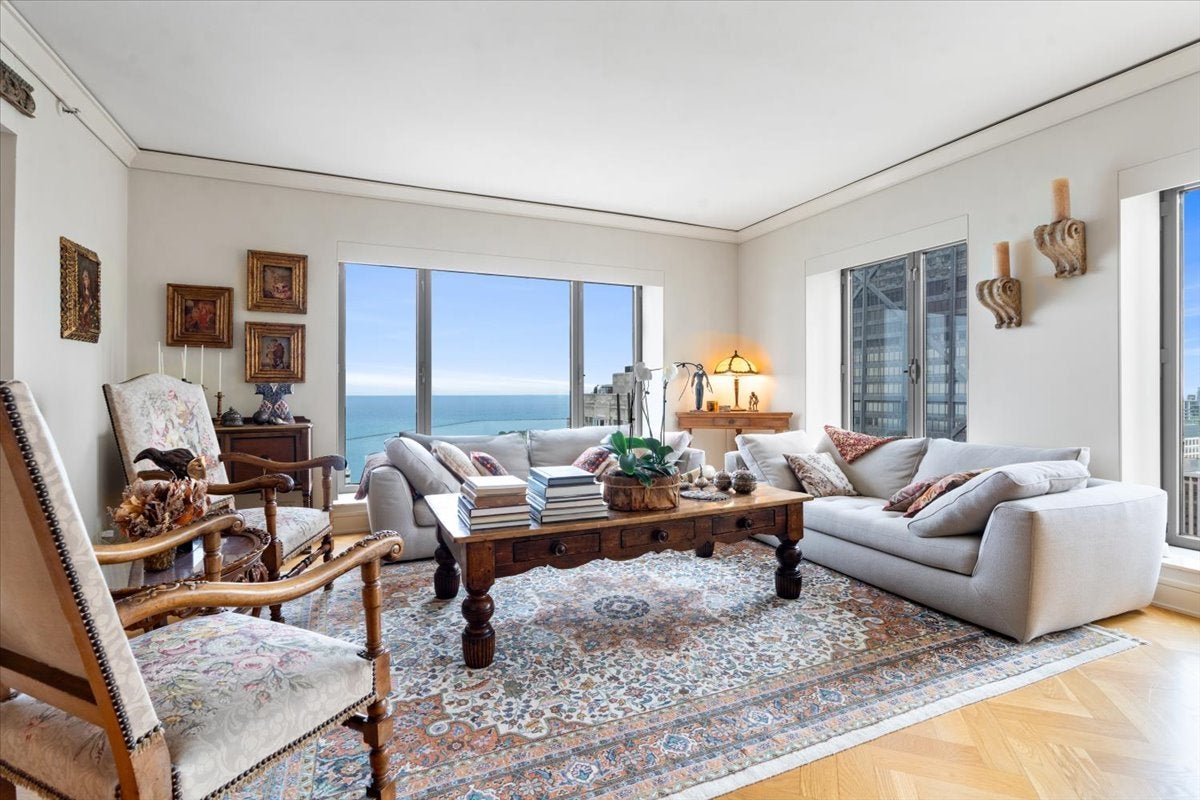 950 N Michigan Avenue 4206