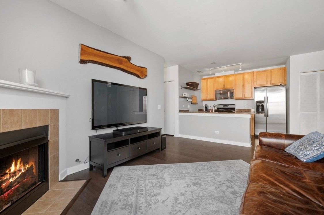 2238 W Maypole Avenue 303