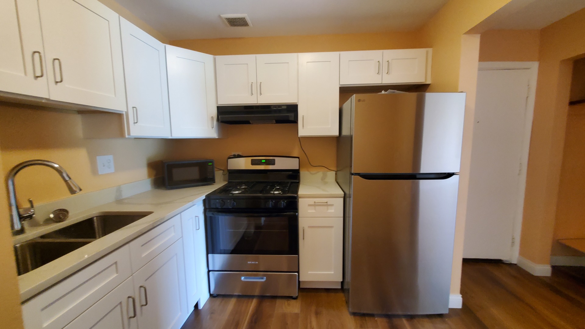 9S122 S Frontage Road 204