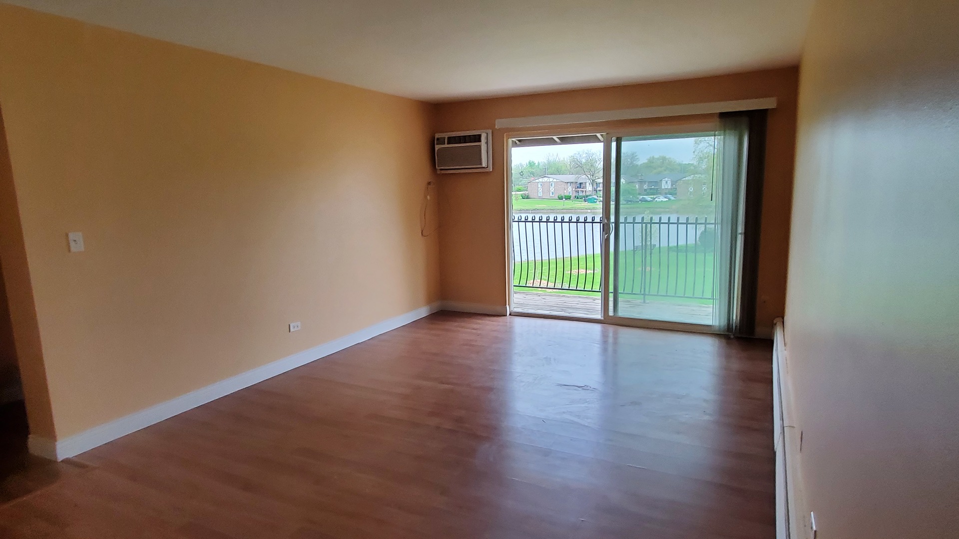 9S122 S Frontage Road 204