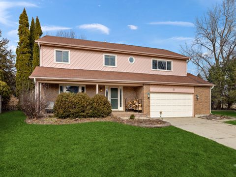 4 beds bed, 2.5 baths bath property at 11 Spinnaker Court, Grayslake, IL 60030
