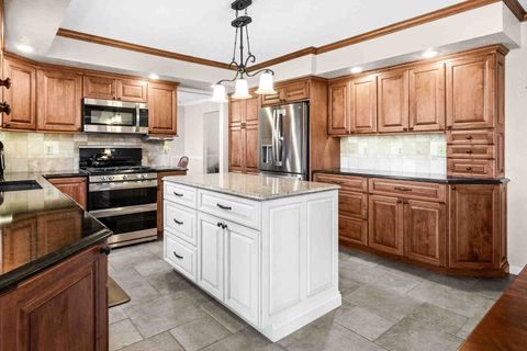 Tiny photo for 2203 Oakwood Avenue, Bloomington, IL 61704 (MLS # 12604610)