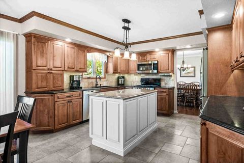 Tiny photo for 2203 Oakwood Avenue, Bloomington, IL 61704 (MLS # 12604610)