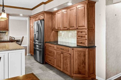 Tiny photo for 2203 Oakwood Avenue, Bloomington, IL 61704 (MLS # 12604610)