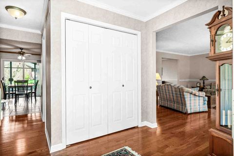 Tiny photo for 2203 Oakwood Avenue, Bloomington, IL 61704 (MLS # 12604610)