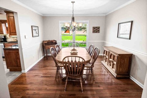 Tiny photo for 2203 Oakwood Avenue, Bloomington, IL 61704 (MLS # 12604610)