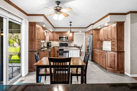 Tiny photo for 2203 Oakwood Avenue, Bloomington, IL 61704 (MLS # 12604610)