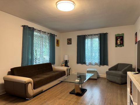 Tiny photo for 300 S Cumberland Parkway, Des Plaines, IL 60016 (MLS # 12499395)