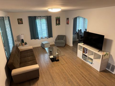 Tiny photo for 300 S Cumberland Parkway, Des Plaines, IL 60016 (MLS # 12499395)