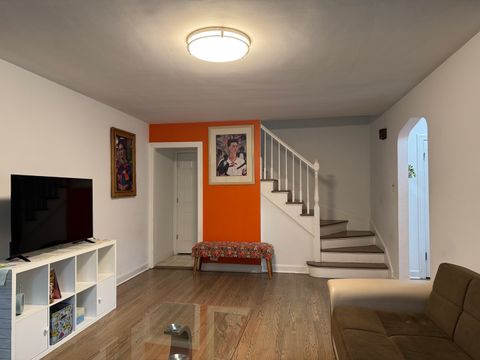 Tiny photo for 300 S Cumberland Parkway, Des Plaines, IL 60016 (MLS # 12499395)