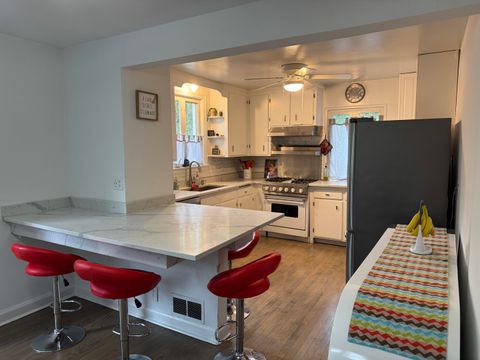 Tiny photo for 300 S Cumberland Parkway, Des Plaines, IL 60016 (MLS # 12499395)