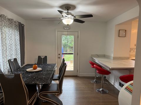 Tiny photo for 300 S Cumberland Parkway, Des Plaines, IL 60016 (MLS # 12499395)