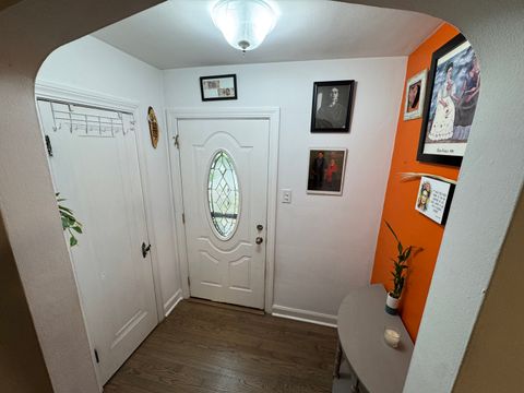 Tiny photo for 300 S Cumberland Parkway, Des Plaines, IL 60016 (MLS # 12499395)