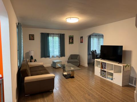 Tiny photo for 300 S Cumberland Parkway, Des Plaines, IL 60016 (MLS # 12499395)