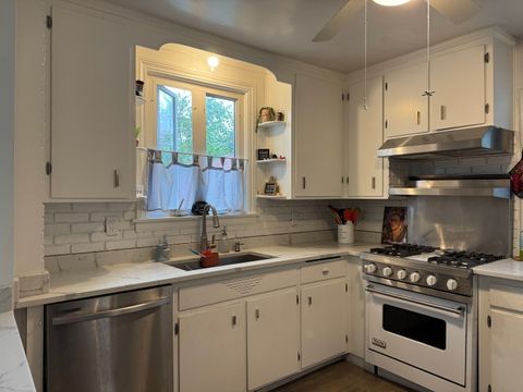 Tiny photo for 300 S Cumberland Parkway, Des Plaines, IL 60016 (MLS # 12499395)