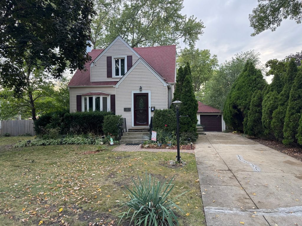 Photo for 300 S Cumberland Parkway, Des Plaines, IL 60016 (MLS # 12499395)