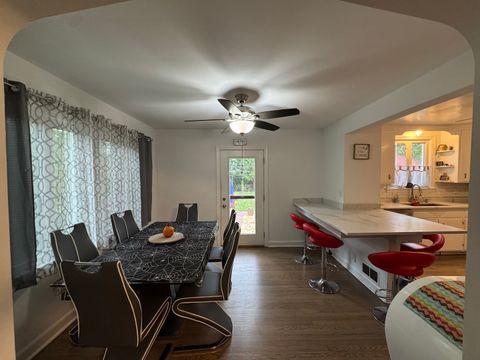 Tiny photo for 300 S Cumberland Parkway, Des Plaines, IL 60016 (MLS # 12499395)