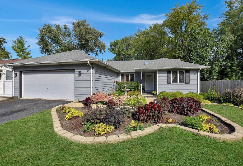 Photo for 543 S Warren Avenue, Palatine, IL 60074 (MLS # 12472216)