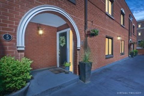 807 W Wolfram Street 6 Chicago IL 60657