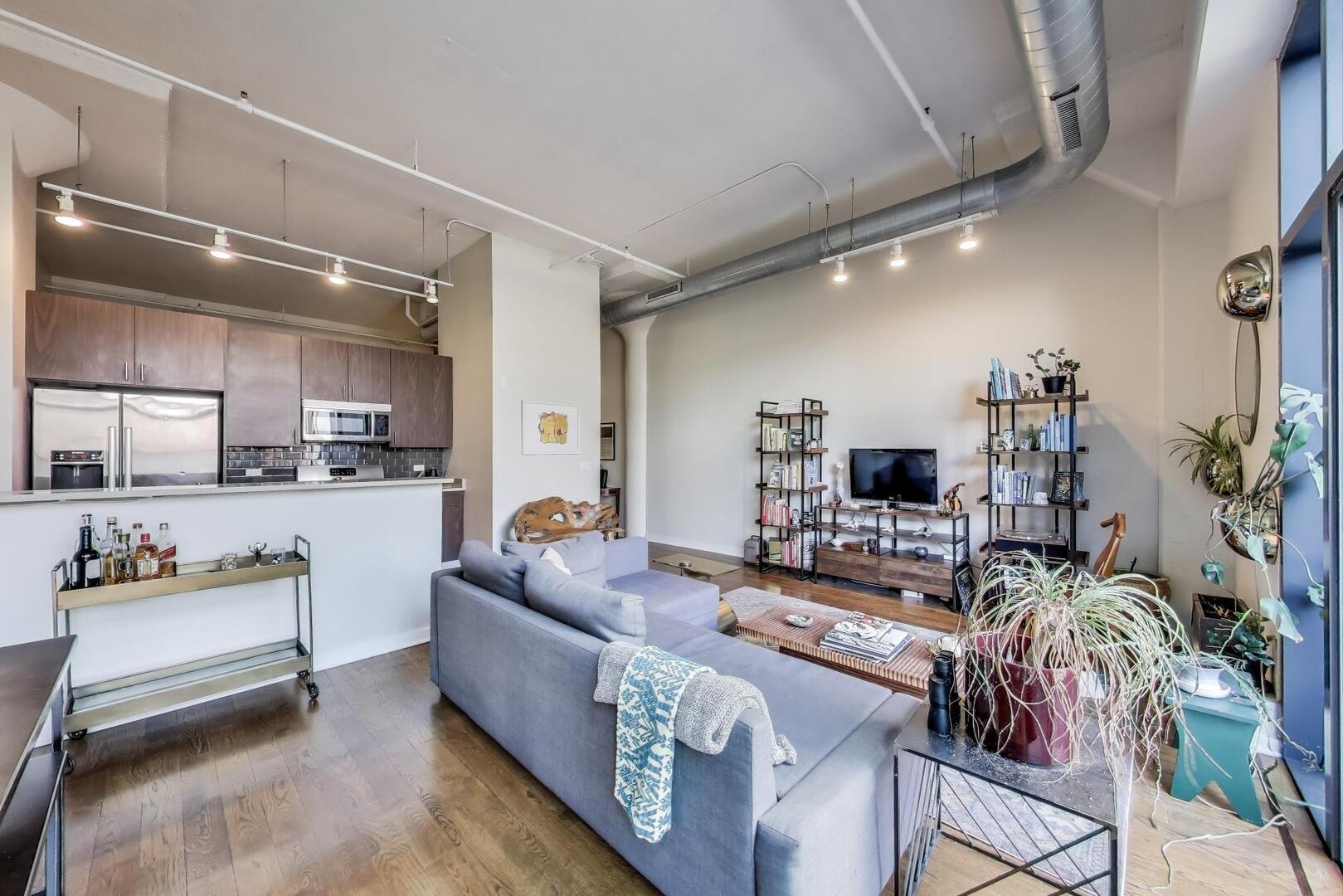 1224 W VAN BUREN Avenue 624