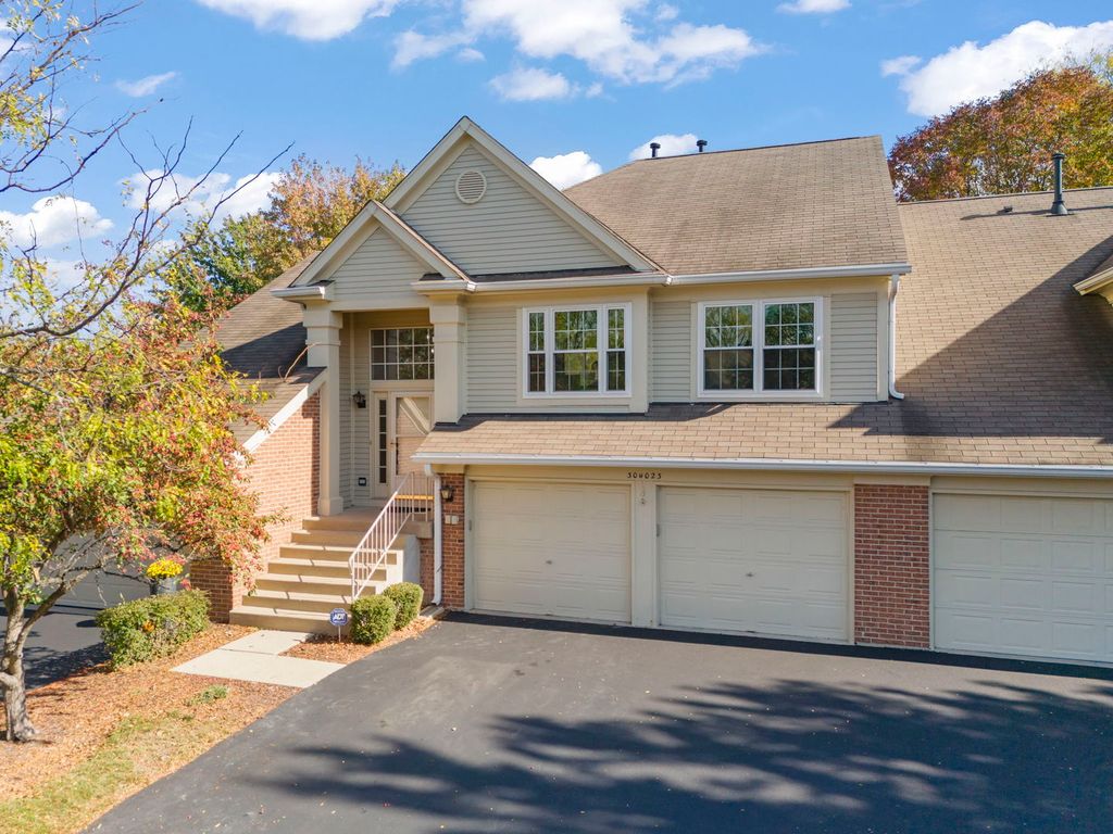 Photo for 30W023 Cedar Court #023, Warrenville, IL 60555 (MLS # 12502567)