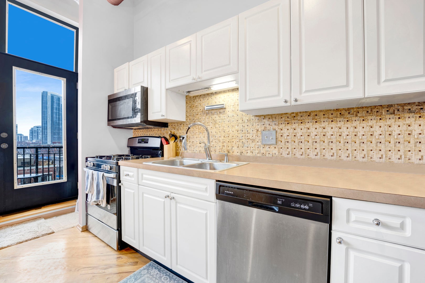 226 N Clinton Street 723