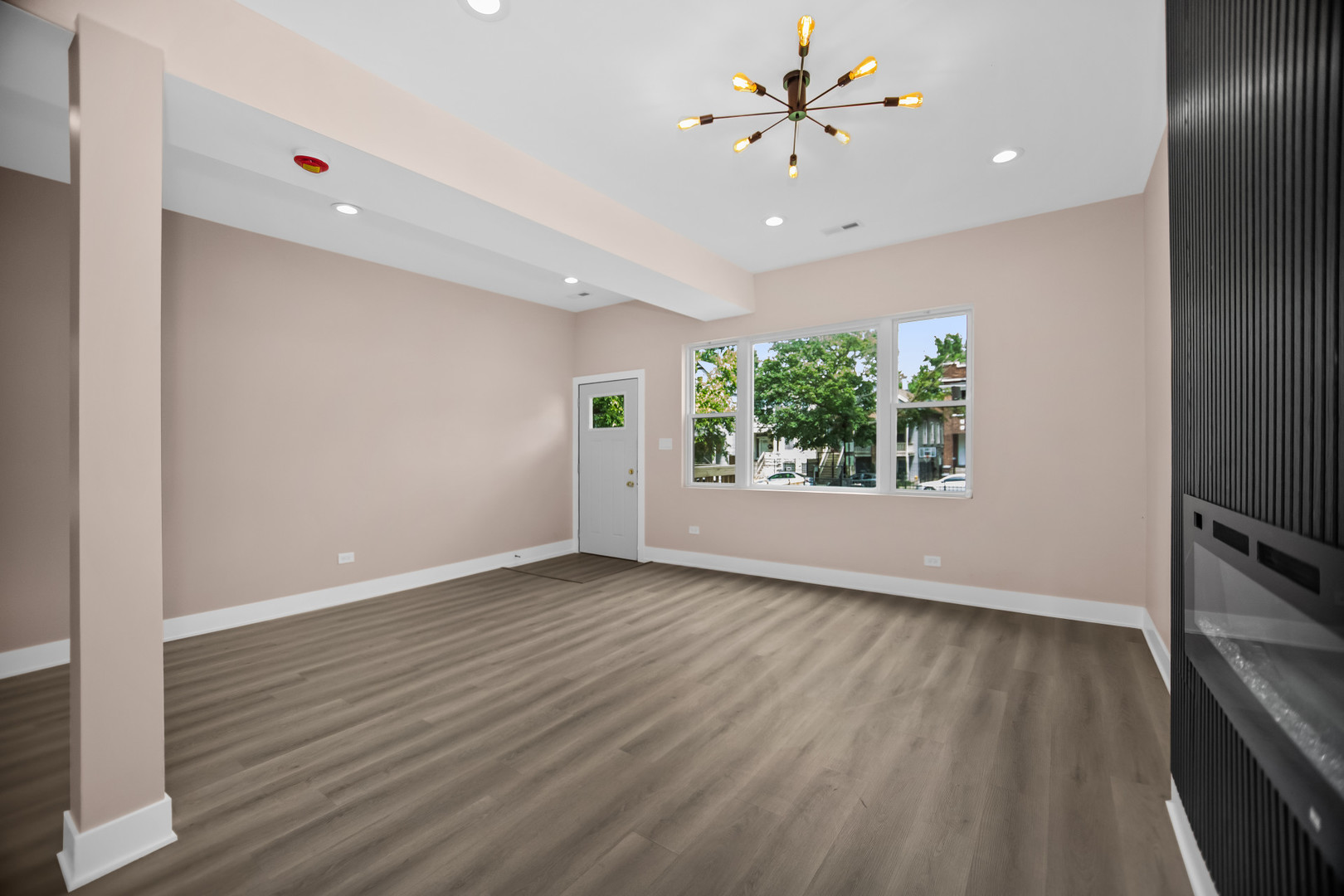 817 W 51st Place