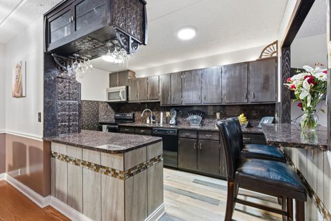 Tiny photo for 1060 N Farnsworth Avenue #1105, Aurora, IL 60505 (MLS # 12574536)