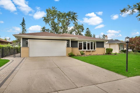 Tiny photo for 1602 N Oneida Lane, Mount Prospect, IL 60056 (MLS # 12767265)