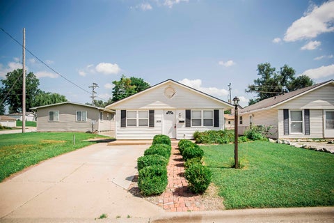 Photo of 1609 Cedar Street, Quincy, IL 62301 (MLS # 100539058)