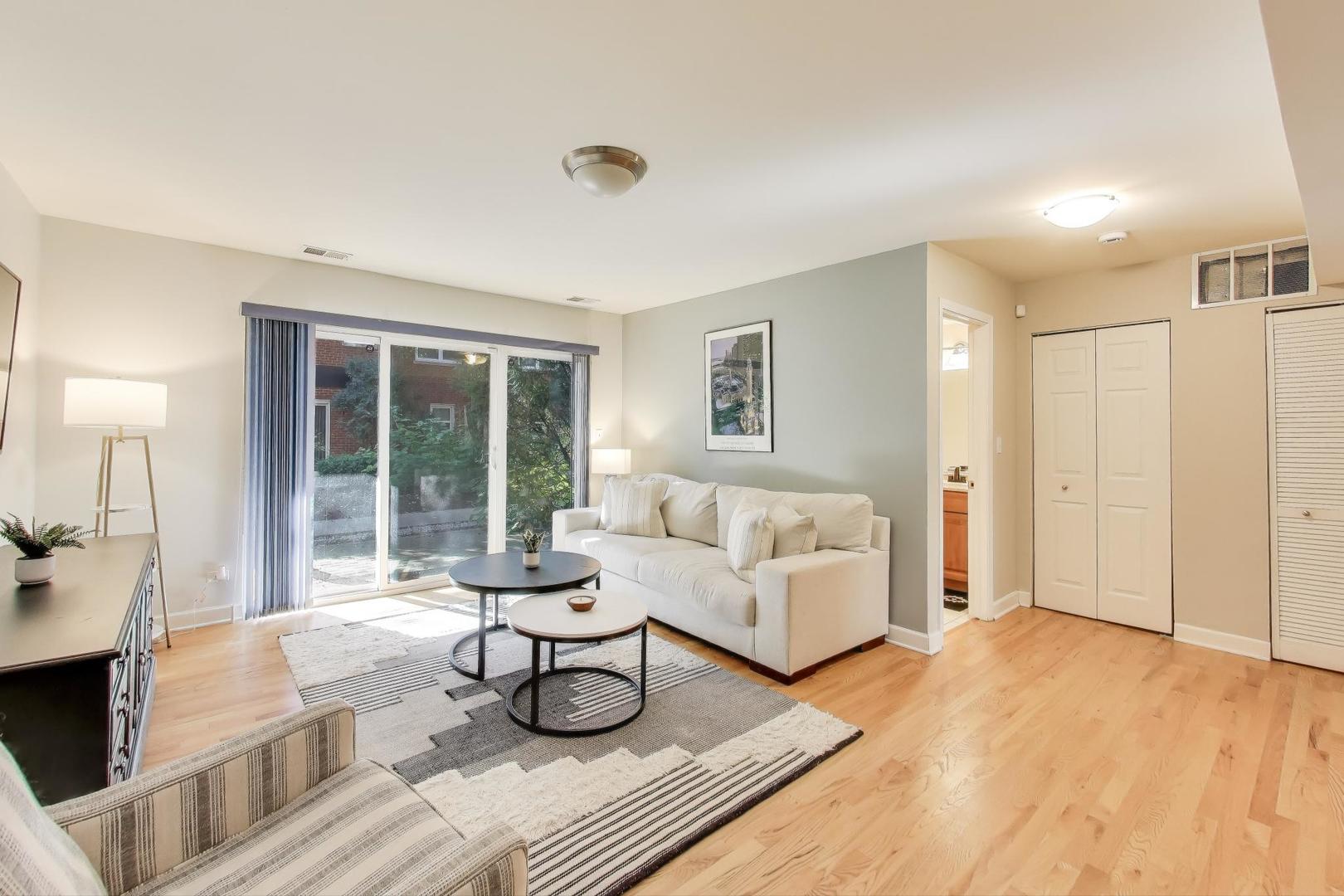 6421 N Damen Avenue 1W