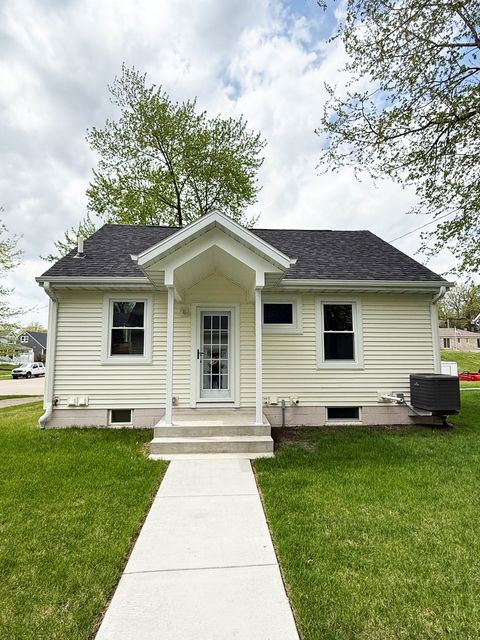 Tiny photo for 2407 Warren Street, Davenport, IA 52804 (MLS # 12628295)