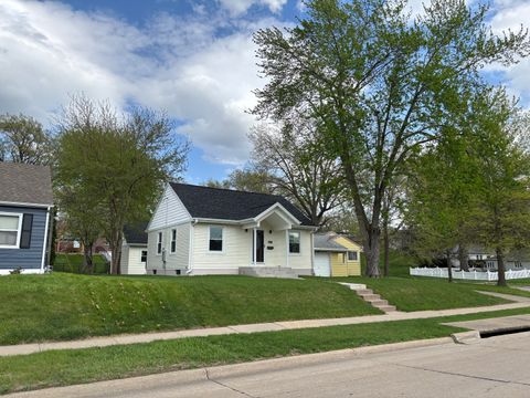 Photo of 2407 Warren Street, Davenport, IA 52804 (MLS # 12628295)