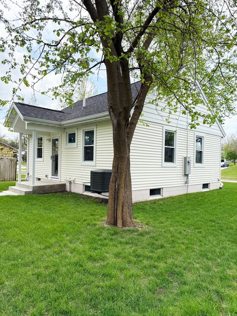 Tiny photo for 2407 Warren Street, Davenport, IA 52804 (MLS # 12628295)