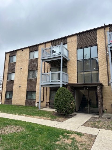 674 Pinecrest Drive 203 Prospect Heights IL 60070
