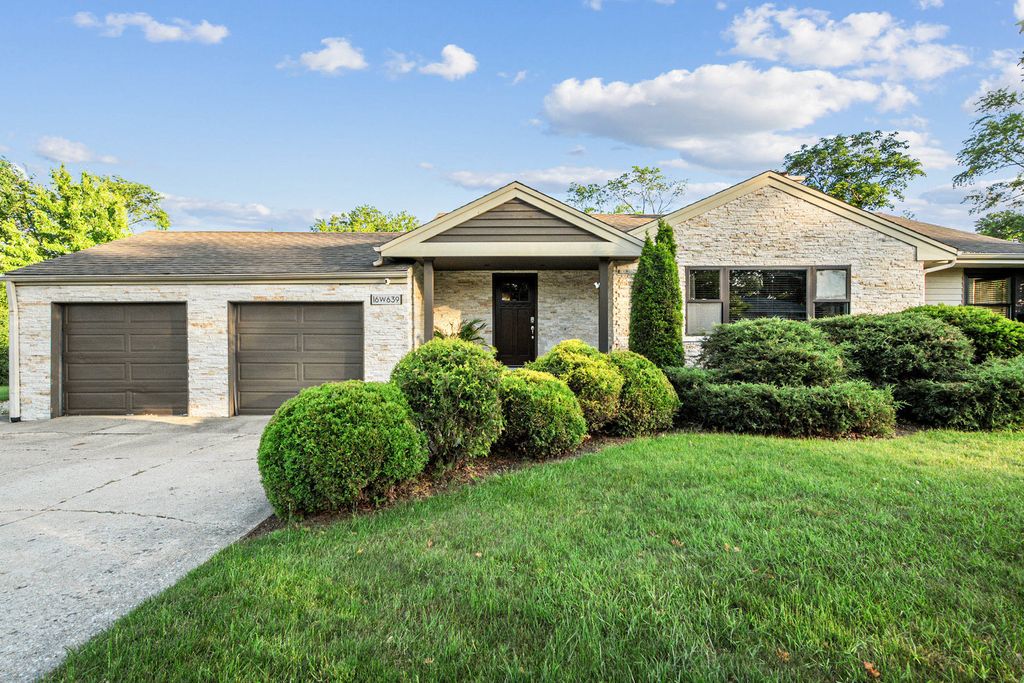 Photo for 16W639 Red Oak Avenue, Bensenville, IL 60106 (MLS # 12483848)