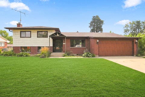 Photo of 935 Anderson Terrace, Des Plaines, IL 60016 (MLS # 12719392)