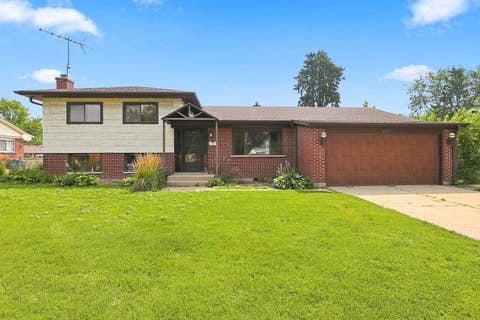 Photo of 935 Anderson Terrace, Des Plaines, IL 60016 (MLS # 12719392)