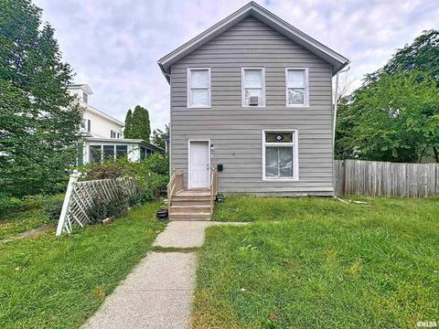 Photo of 420 KIRKWOOD Boulevard, Davenport, IA 52803 (MLS # QC4268029)