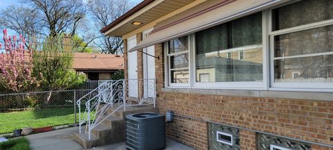 Tiny photo for 7516 N California Avenue, Chicago, IL 60645 (MLS # 12622216)