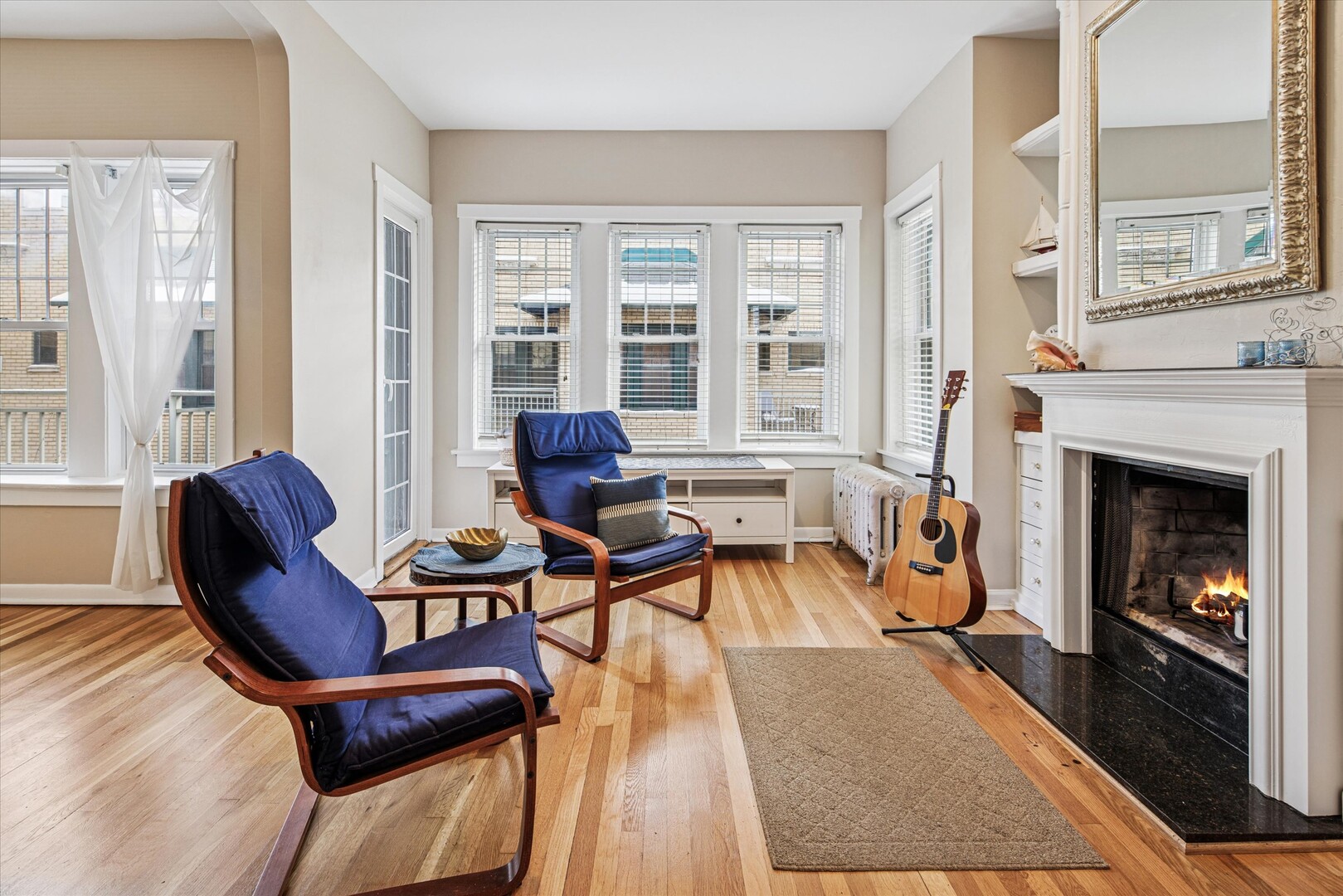 4320 N Clarendon Avenue 2031