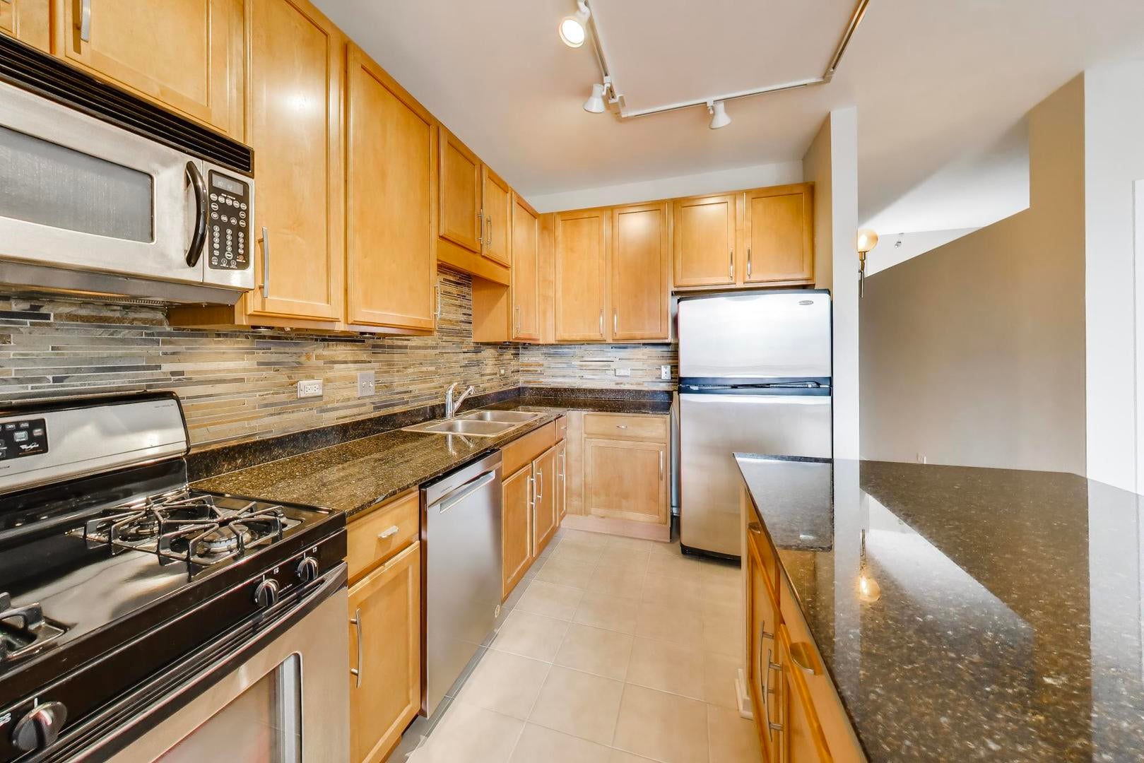 210 S DES PLAINES Street 907