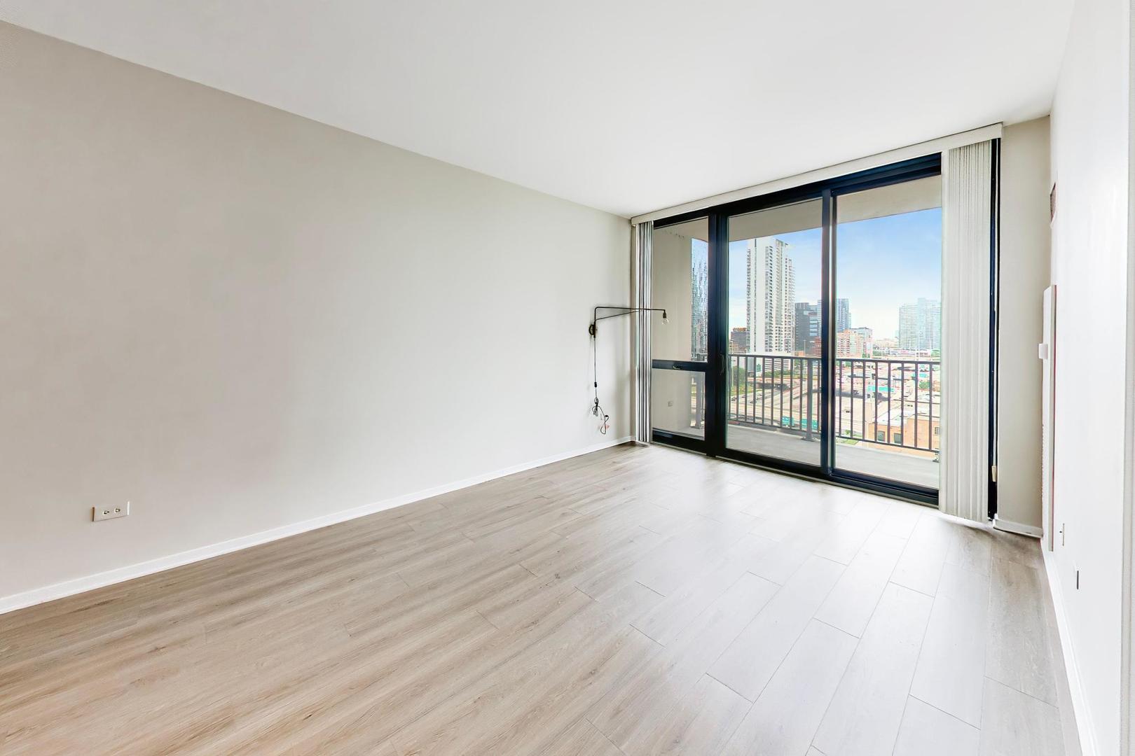 210 S DES PLAINES Street 907
