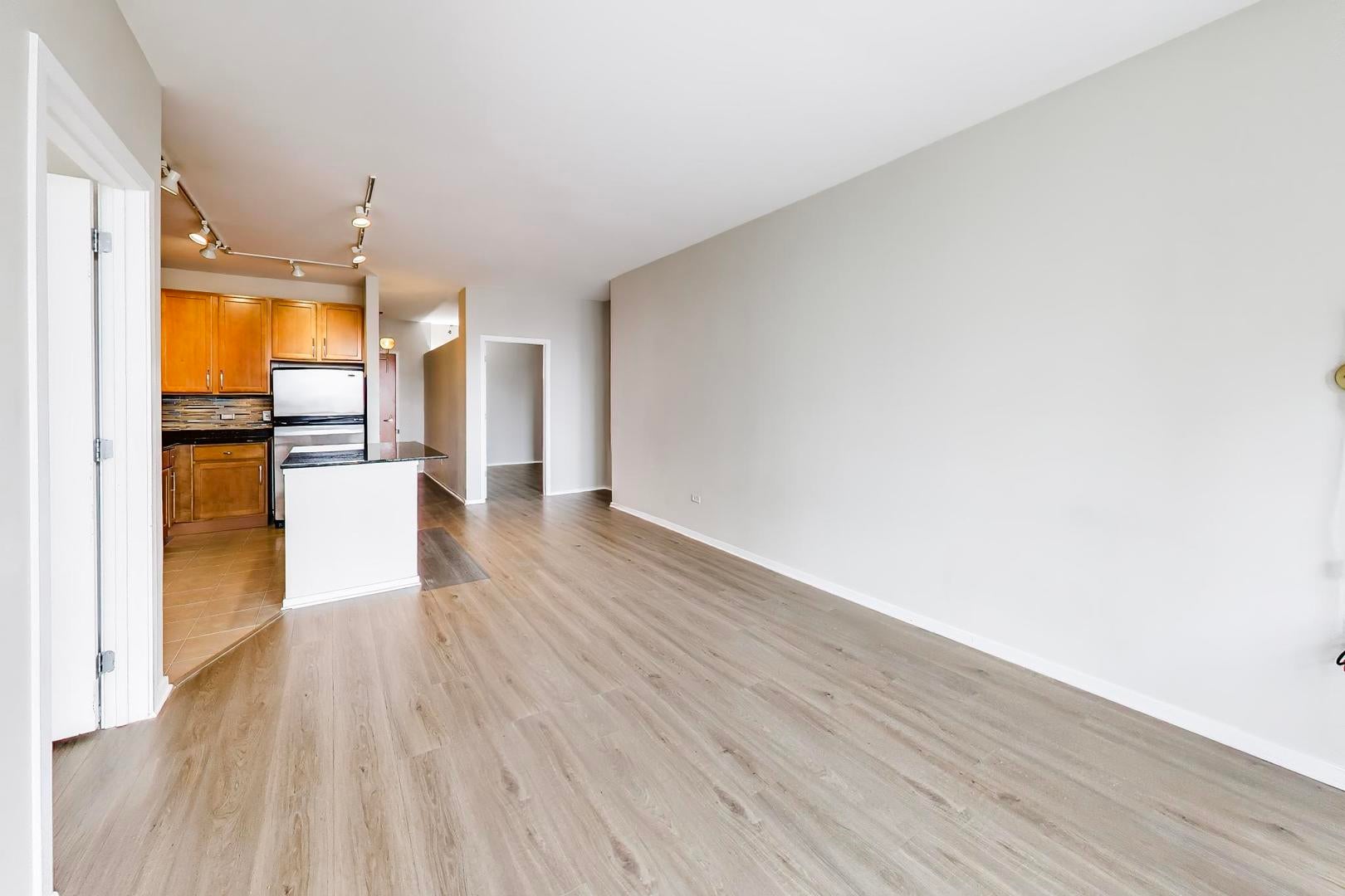 210 S DES PLAINES Street 907